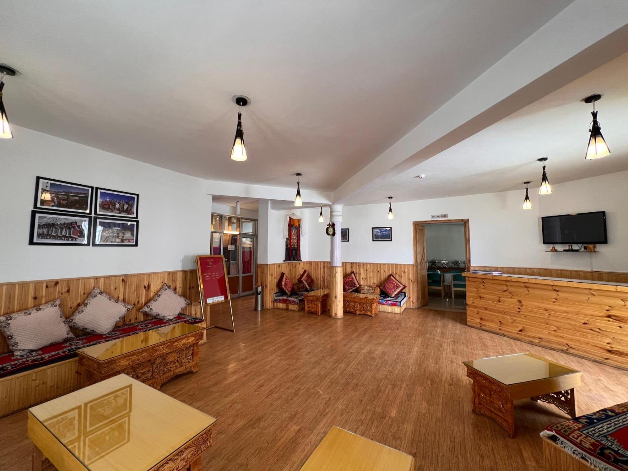 Hotel New Glacier View Лех Екстериор снимка