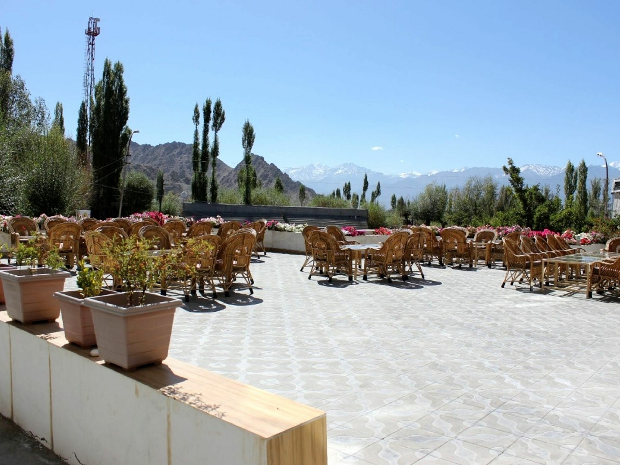 Hotel New Glacier View Лех Екстериор снимка