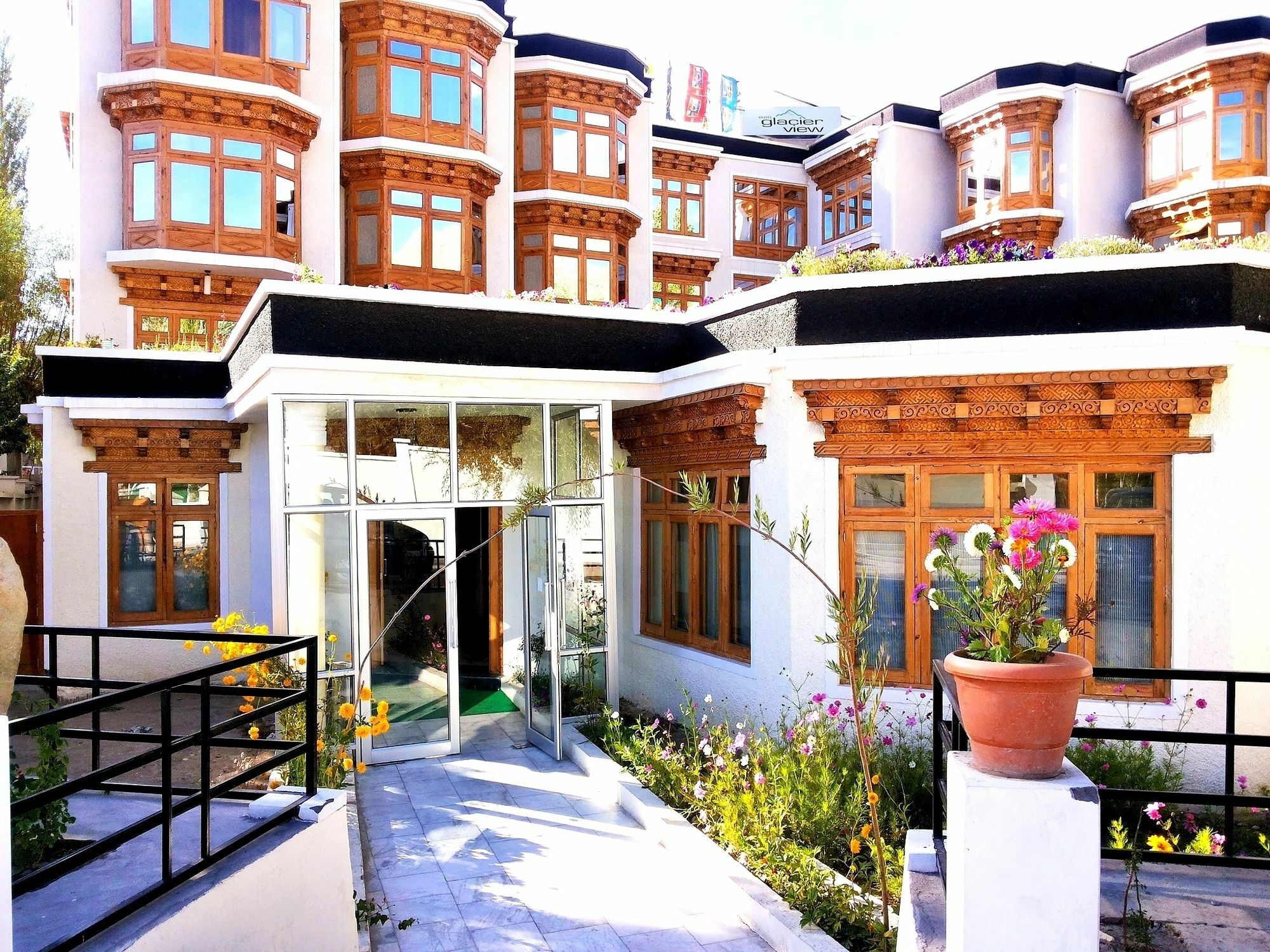 Hotel New Glacier View Лех Екстериор снимка
